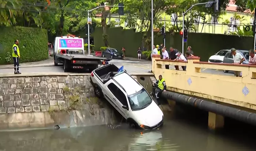 Carro caído em canal na Avenida Visconde de Albuquerque, no Leblon