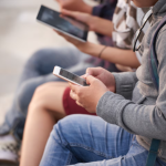 Renan Ferreirinha apresenta projeto que proíbe uso de redes sociais para menores de 16 anos no Brasil