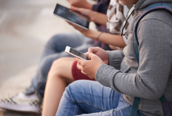 Renan Ferreirinha apresenta projeto que proíbe uso de redes sociais para menores de 16 anos no Brasil