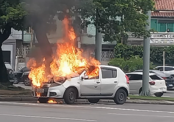 Carro pegando fogo