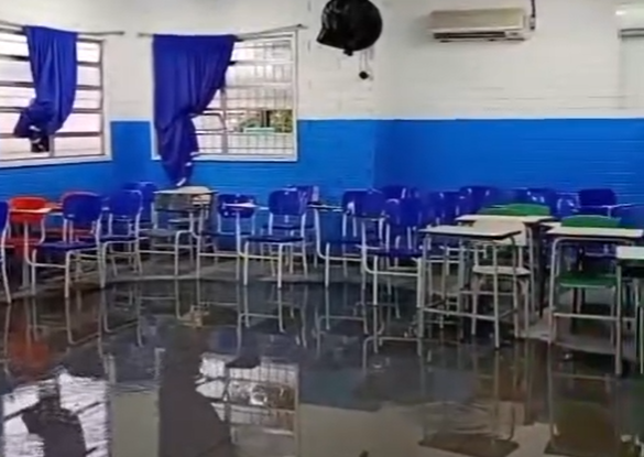 Sala de aula alagada na  Escola Municipal Nísia Vilela