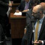 Knoploch bate boca com Cozzolino na Alerj e diz que ele está 'encachaçado' por Paes