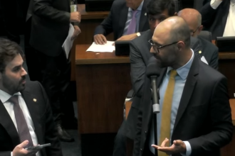 Knoploch bate boca com Cozzolino na Alerj e diz que ele está 'encachaçado' por Paes