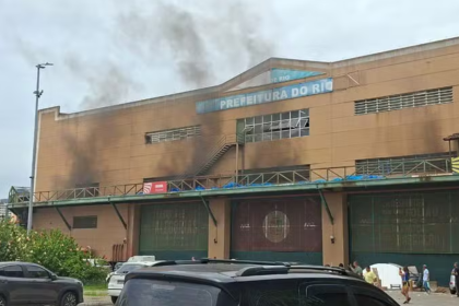 Fachada do barracão da Grande Rio após princípio de incêndio