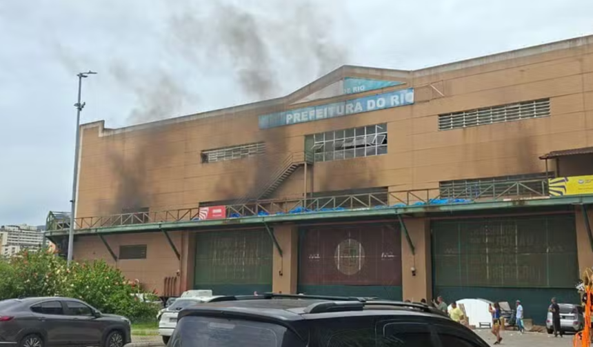 Fachada do barracão da Grande Rio após princípio de incêndio