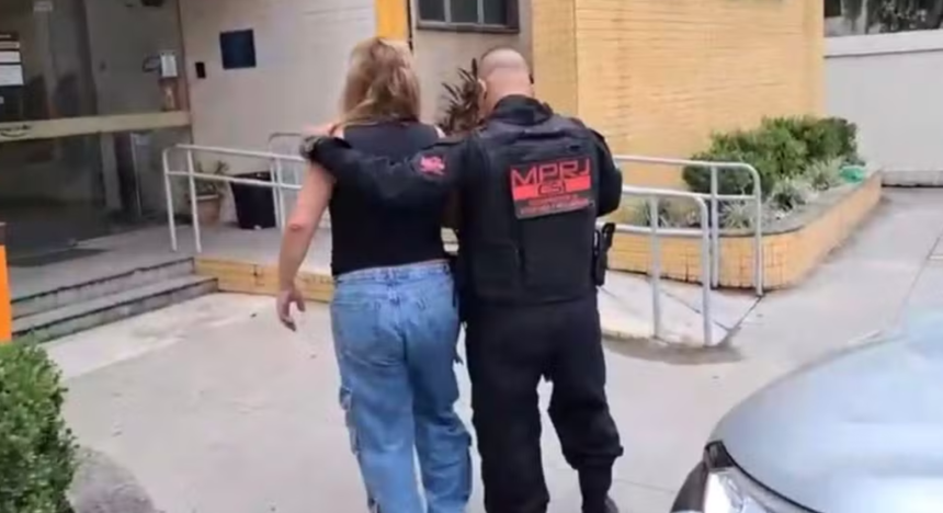 Ana Paula Alexandre Novello, acusada de gerenciar bingo clandestino, sendo conduzida por agente do MPRJ à delegacia