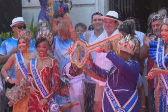 Saideira: Paes entrega as chaves ao Rei Momo pela última vez e já adianta a coroa para Cavaliere