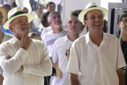 Ao lado de Paes, Lula e alto escalão do Planalto acompanham a primeira noite de desfiles do Grupo Especial