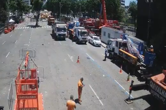 Pista usada para manobra de carros alegóricos afunda na Avenida Presidente Vargas