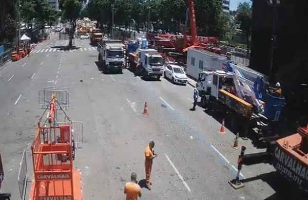 Pista usada para manobra de carros alegóricos afunda na Avenida Presidente Vargas