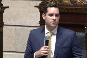 Sem Paes, Cavaliere comanda abertura da Câmara do Rio e esquenta sua futura cadeira de prefeito