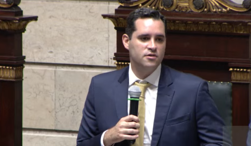 Sem Paes, Cavaliere comanda abertura da Câmara do Rio e esquenta sua futura cadeira de prefeito