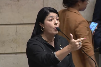 Vereadores do PL vão à Justiça Eleitoral para tentar barrar candidatura de Paes por aparecer com Lula na Sapucaí