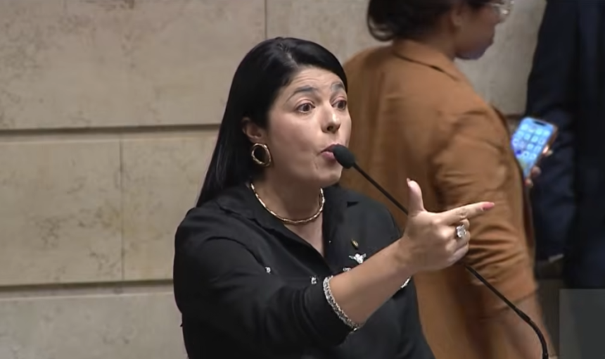 Vereadores do PL vão à Justiça Eleitoral para tentar barrar candidatura de Paes por aparecer com Lula na Sapucaí