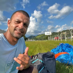 Acidente de asa delta causa a morte de instrutor e turista na Praia de São Conrado; veja o vídeo