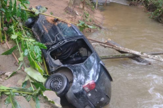 Carro encontrado após temporal em Paraty