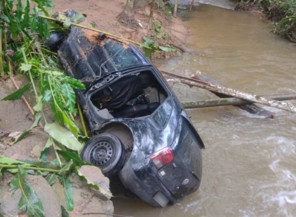 Carro encontrado após temporal em Paraty