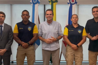 Brenno Carneval, William França, Eduardo Paes, Aimée De La Torre e Eduardo Cavaliere juntos durante anúncio da nova secretaria