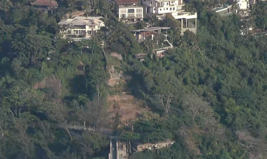 Área desmatada no entorno da Pedra da Gávea