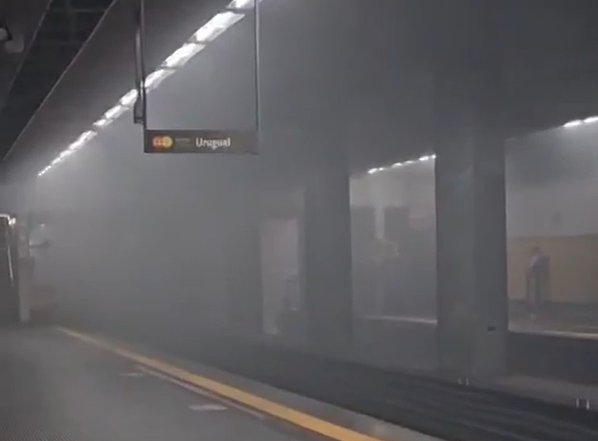 Fumaça de incêndio próximo à Estação Praça Onze do metrô