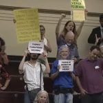 Pré-candidato ao governo, Glauber Braga se une a manifestantes na Câmara do Rio contra concessão de parques públicos