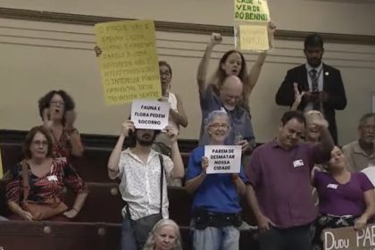 Pré-candidato ao governo, Glauber Braga se une a manifestantes na Câmara do Rio contra concessão de parques públicos