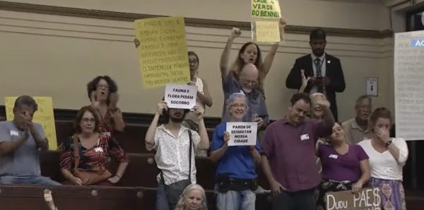 Pré-candidato ao governo, Glauber Braga se une a manifestantes na Câmara do Rio contra concessão de parques públicos