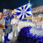 O presidente Lula (PT) e o prefeito Eduardo Paes (PSD) posam na pista com o mestre-sala e a porta-bandeira da Acadêmicos de Niterói