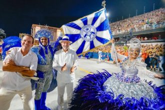 O presidente Lula (PT) e o prefeito Eduardo Paes (PSD) posam na pista com o mestre-sala e a porta-bandeira da Acadêmicos de Niterói