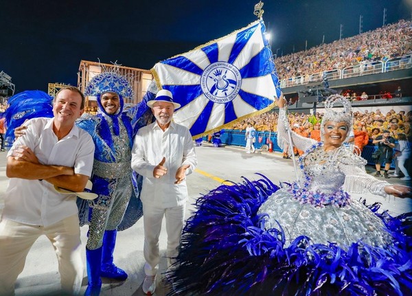 O presidente Lula (PT) e o prefeito Eduardo Paes (PSD) posam na pista com o mestre-sala e a porta-bandeira da Acadêmicos de Niterói