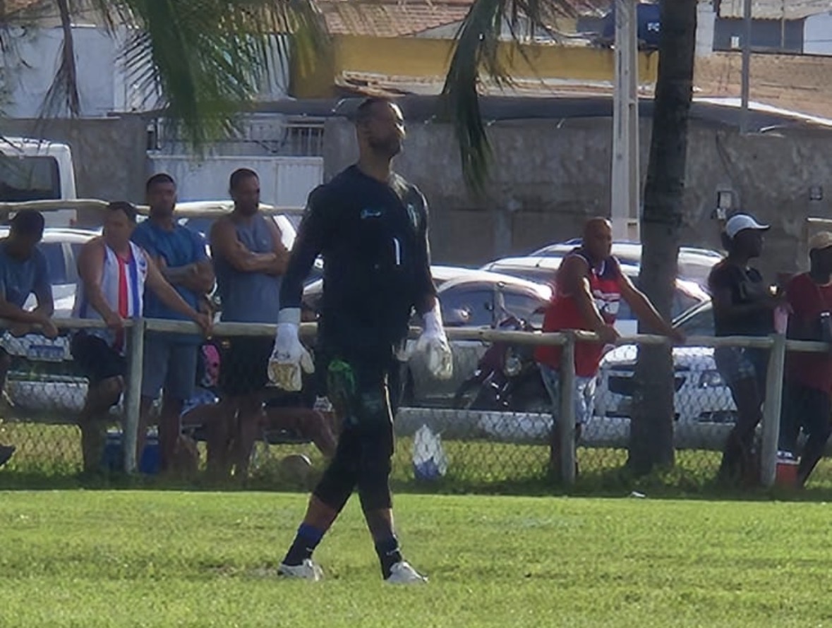 Goleiro Bruno, condenado pelo assassinato de Eliza Samudio, joga campeonato amador e faz graça com a torcida: ‘tenho pensão para pagar’