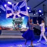 Casal de mestre sala e porta bandeira da escola mirim, primeira desse grupo a neutralizar suas emissões de carbono.