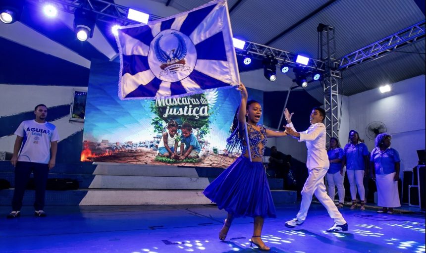 Casal de mestre sala e porta bandeira da escola mirim, primeira desse grupo a neutralizar suas emissões de carbono.