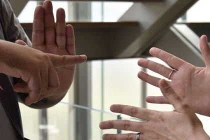 Pessoas falando em Libras