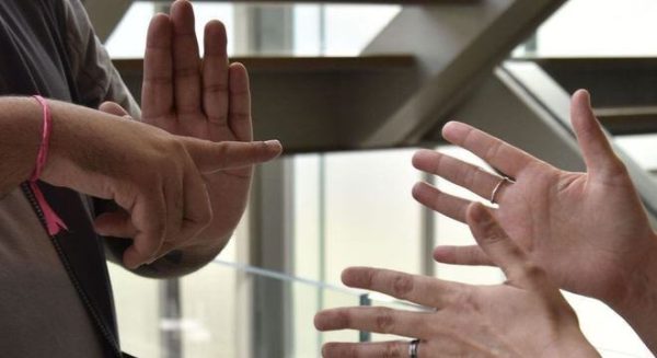 Pessoas falando em Libras