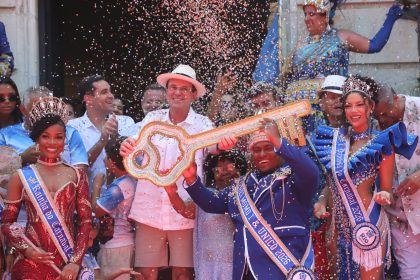 Saideira: Paes entrega as chaves ao Rei Momo pela última vez e já adianta a coroa para Cavaliere