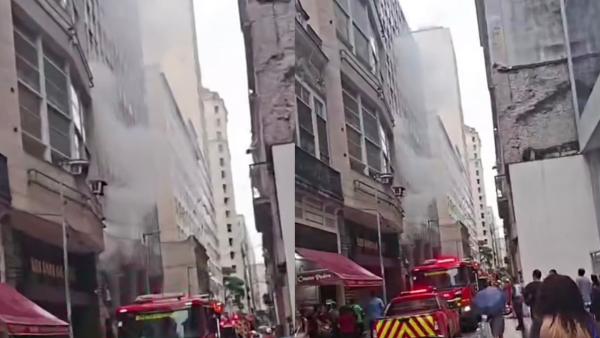 Incêndio atinge restaurante na Rua da Alfândega, no Centro; veja o vídeo