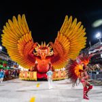Escolas de samba realizam desfile de carnaval na Marquês de Sapucaí