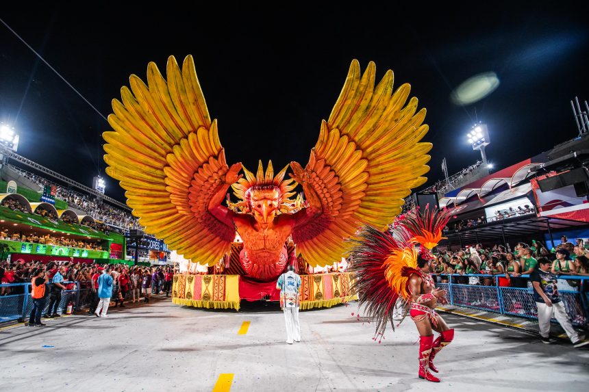 Escolas de samba realizam desfile de carnaval na Marquês de Sapucaí