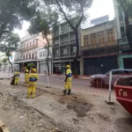 Operários trabalham nas obras da Rua Cerveja, no Centro