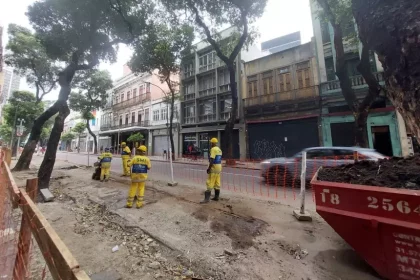 Operários trabalham nas obras da Rua Cerveja, no Centro
