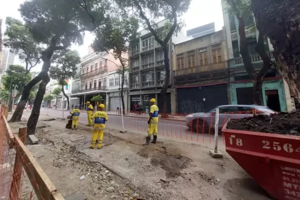 Operários trabalham nas obras da Rua Cerveja, no Centro