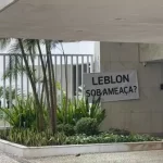 Helenas do Leblon protestam com cartazes