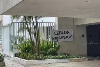 Helenas do Leblon protestam com cartazes