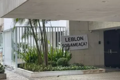 Helenas do Leblon protestam com cartazes