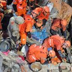 Bombeiros removem destroços para alcançar vítimas de desabamento no Maracanã