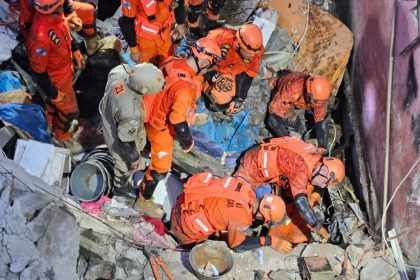 Bombeiros removem destroços para alcançar vítimas de desabamento no Maracanã