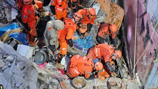 Bombeiros removem destroços para alcançar vítimas de desabamento no Maracanã