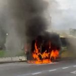 Ônibus pega fogo em frente ao Palácio Duque de Caxias