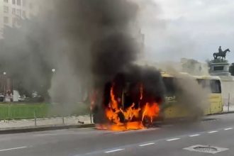 Ônibus pega fogo em frente ao Palácio Duque de Caxias